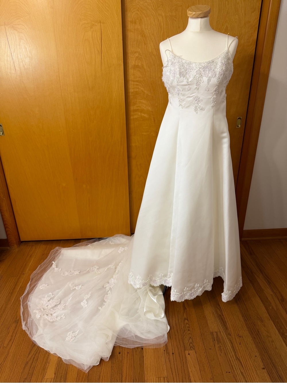 Ivory Lace Bridal Dress with sweetheart neckline. Petite length.